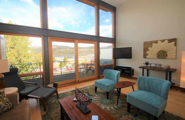 AMAZING VIEWS at this beautiful modern townhome in downtown Hood River, sleeps 6