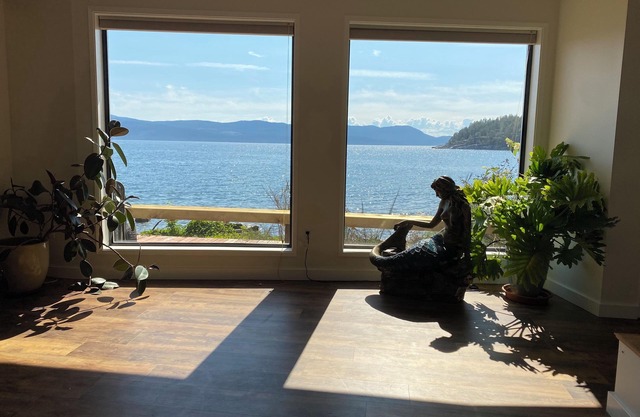 Amazing Waterfront Retreat with two private decks, steps to beach