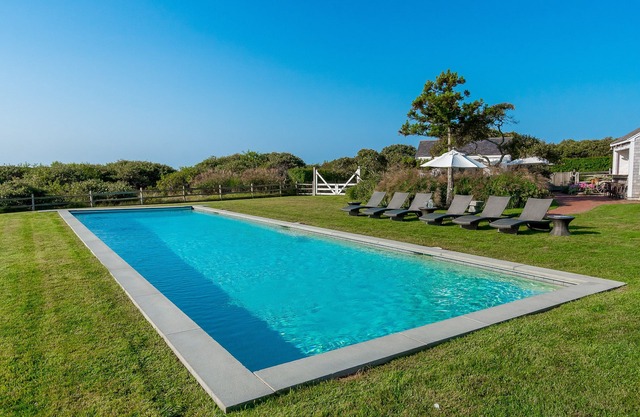 AMAZING! XLG PRIVATE POOL&TENNIS,WALK TO BEACH,VIEWS,NEWLY RENOVATED,SLEEPS 8-10