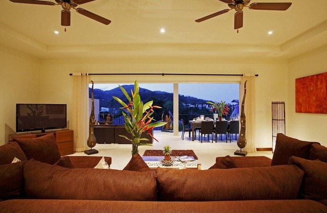 Amber: 7 B/Rms, Private Pool: Sleeps 18