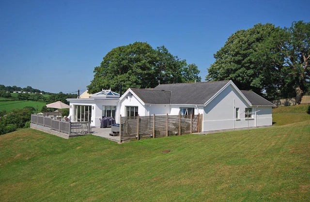 Amber Cottage - Luxury Cottage, Hot Tub, Sea Views and Log Burner