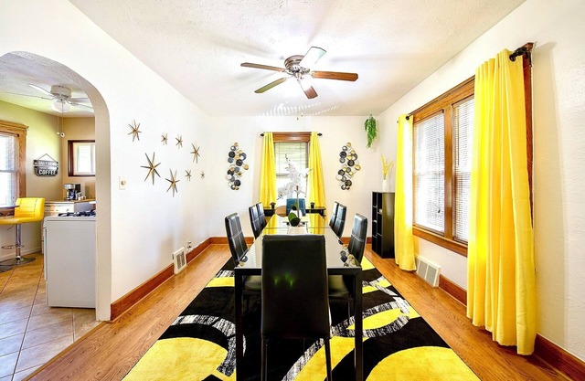 Amber Hearth: Stylish 1BR Upper House | Laundry, Porch & Parking Garage 6 Min to Downtown