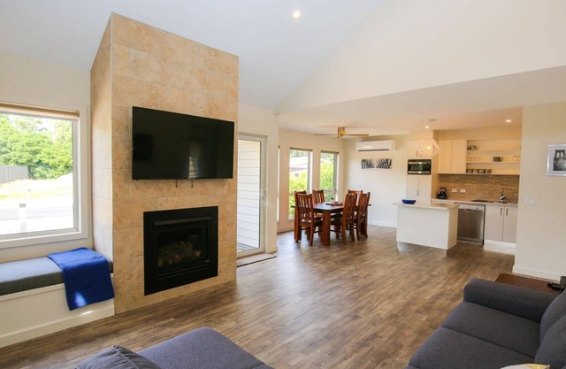 AMBER MIST VILLA - TWO: Bright