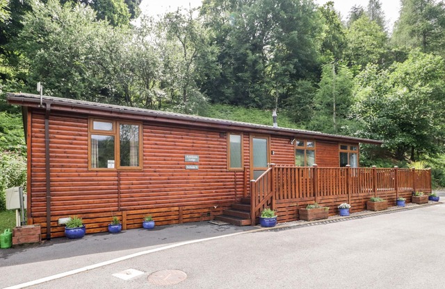 AMBLESIDE LODGE, pet friendly, with a garden in Windermere