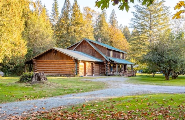American Alps Lodge: Riverfront, Hot Tub, EV Charger, Game Room