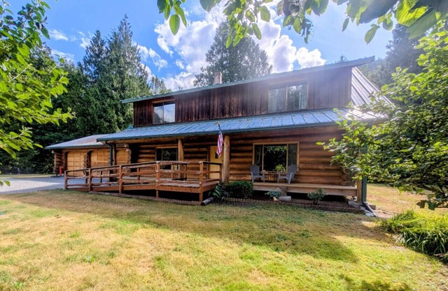 American Alps Lodge-HotTub, EV Charger, Riverfront
