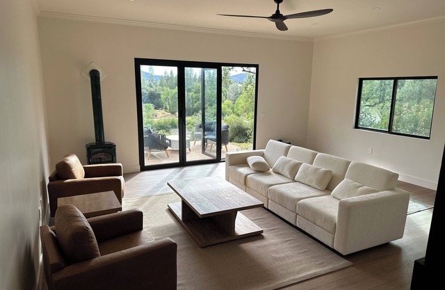 American River Front Home, remodeled 2 bd home with bonus room