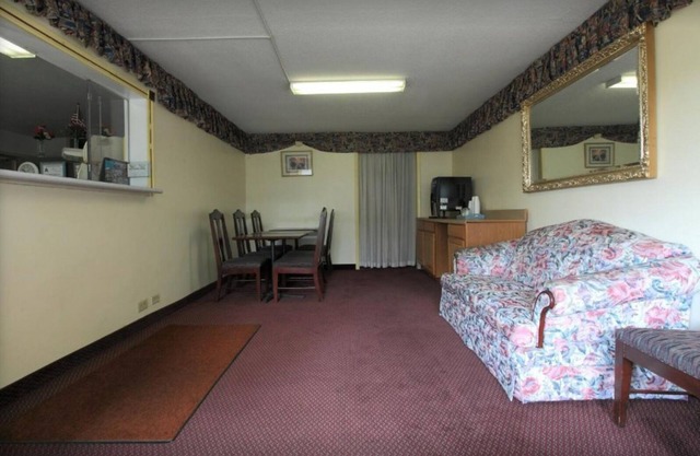 Americas Best Value Inn Wilson UNIT 11 2 BEDS GROUND FLOOR