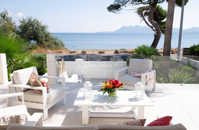 AMFORA - HIGH QUALITY VILLA, WITH NEW POOL, IN FIRST LINE OF BEACH
