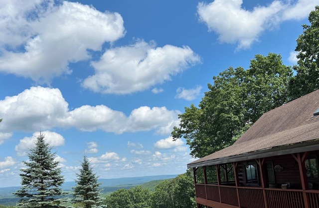 Amish-Made Log Home- 50 Mile View, Hot Tub, Fire-pit, 4 Mi to Gorge!