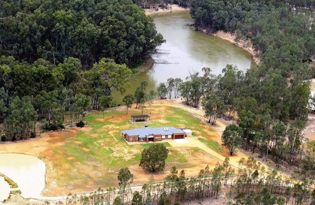 Ammia Bend - 6 Bedrooms -Right on the Murray- Sleeps 12 Guests.
