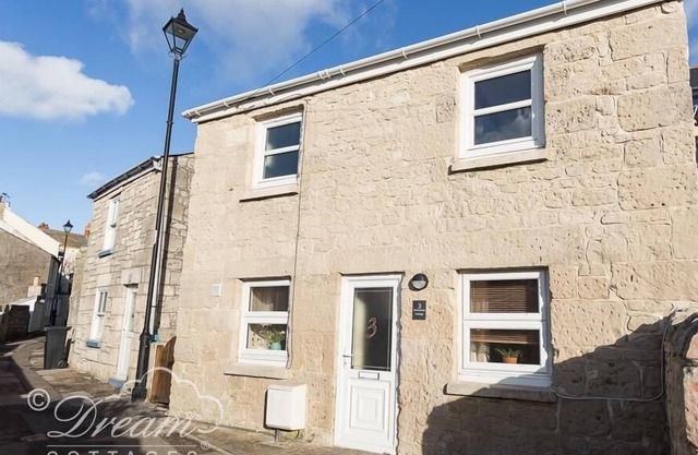 AMMONITE COTTAGE, family friendly, with a garden in Fortuneswell