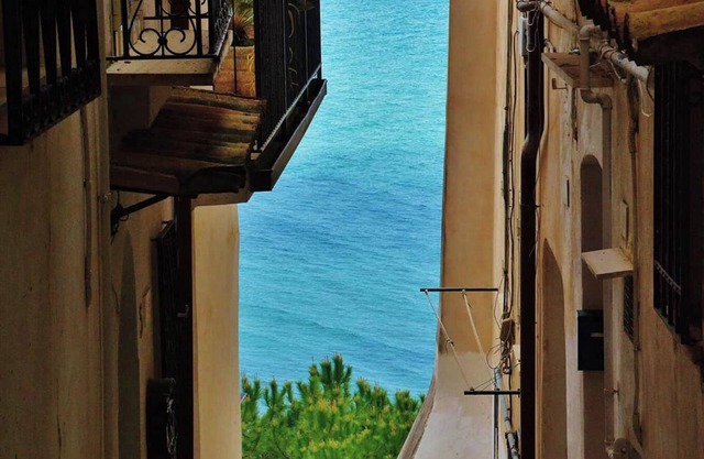 [Among the alleys of Sperlonga] History, Sea and Relaxation