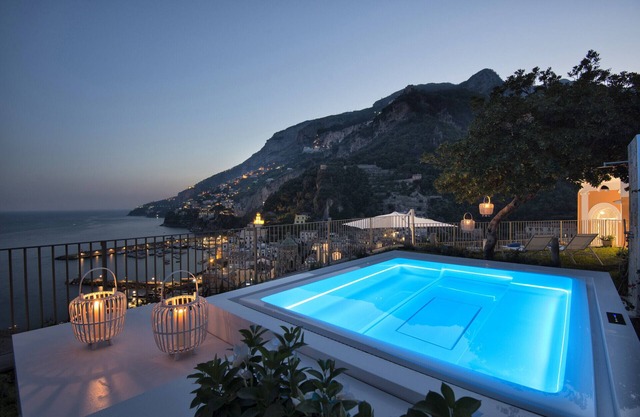 AMORE RENTALS - Palazzo della Storia with Sea View, Jacuzzi, Terraces, Breakfast and Air Conditioning