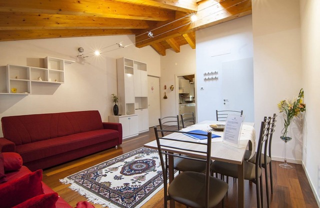 Ampio alloggio con 2 camere e 2 bagni