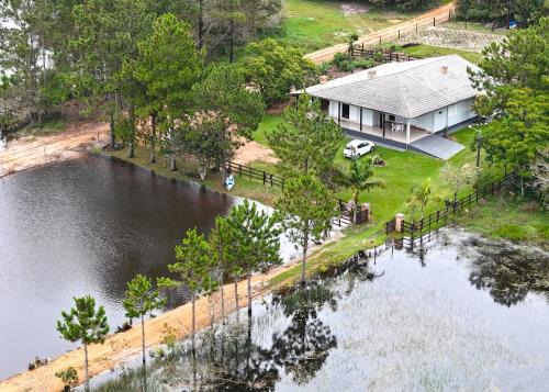 Ampla casa de sítio com lagoa.