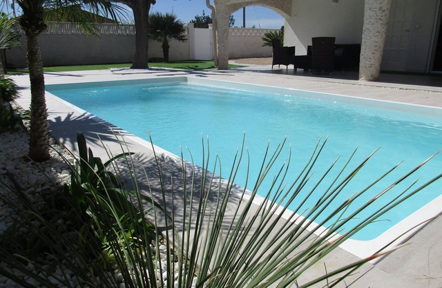 “Ampolla Villa”, 5 min away from the beach, 500 sqm garden, 9 persons