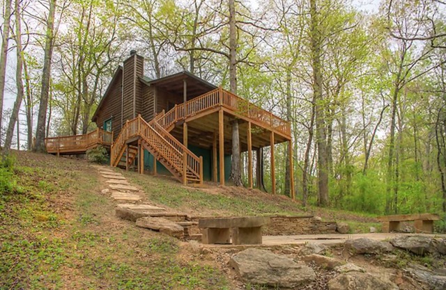 Amy's Creek 1| Dog Friendly w/Creekside Views, Covered Deck, Hot Tub, Near Helen
