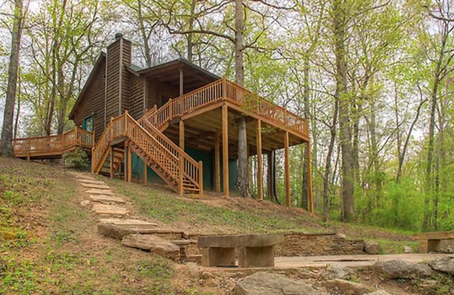 Amy's Creek 1 - Dog Friendly Cabin with Creekside Views and Covered Deck