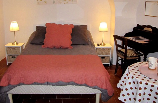 An adorable little independent room very well equipped.
