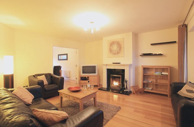 An ardmullen 3 bed oak that sleeps 6 guests in 3 bedrooms