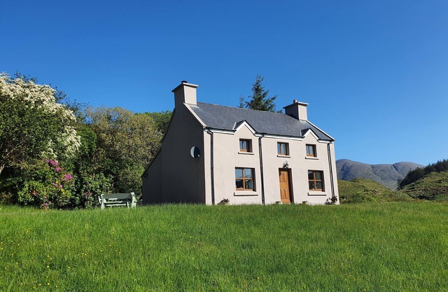 An Cnocan-beautiful cottage with stunning sea and mountain views