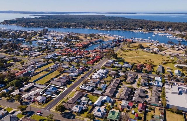 An enchanting vacation experience in Victoria’s picturesque lakeside setting