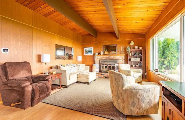 An Exciting Salish Escape w/Waterfront View
