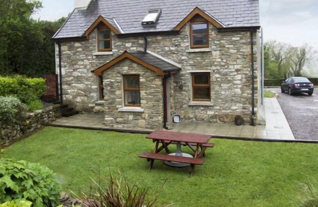 AN GRIANAN, pet friendly, with a garden in Clonakilty, County Cork