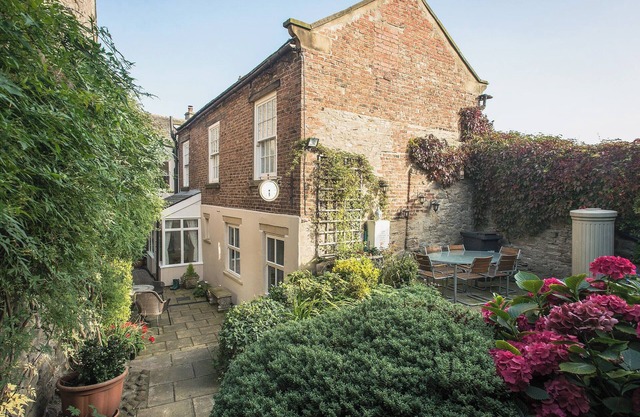 An impressive cottage with beams and views of the Middleham Castle.