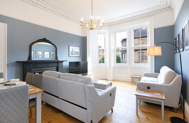 An impressive 3-bedroom apartment, sleeping 6 guests, in a fabulous location.
