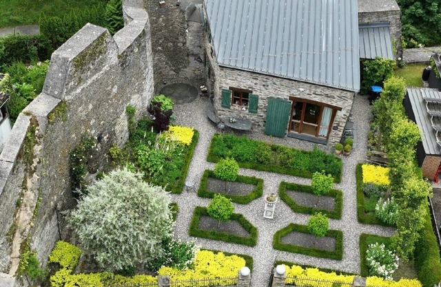 An unmistakable vacation in the shadow of Hunolstein Castle.