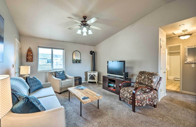 Anacortes Condo ~ 1 Mi to Marina & Fidalgo Bay!
