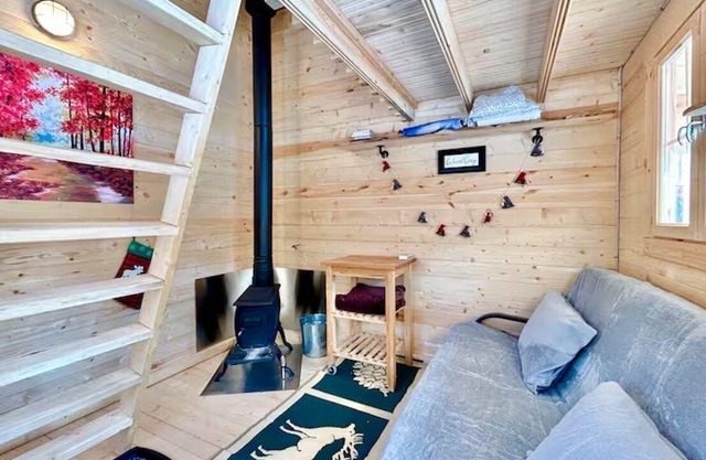 Anastasia’s Domain 5, Farm stay, off grid cabin in a beautiful forest!
