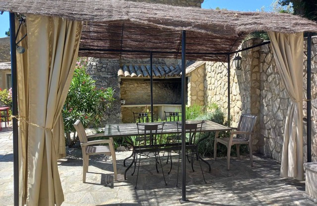 Ancien mas Provençal : La Sarrasine