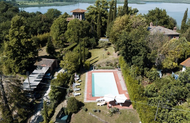 Ancient farmhouse on a hilly and panoramic position, overlooking the Lake of Montepulciano. Ideal fo