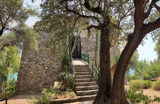 Ancient restored tower, park 5000 meters beautiful view of the Gulf of Policastro
