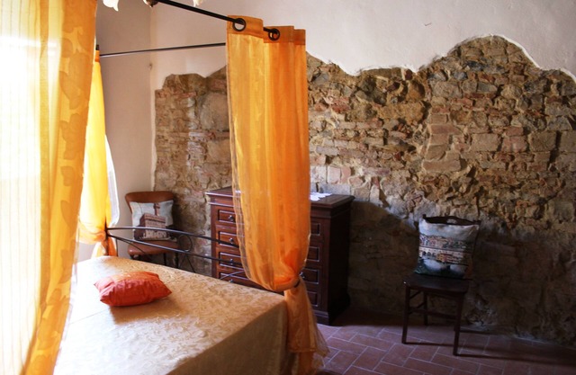 Ancient Rosemary farmhouse app near San Gimignano with swimming pool