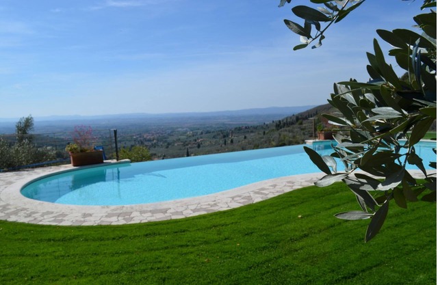 Ancient stone farmhouse with private pool, fully fenced park, pets allowed, wonderful location