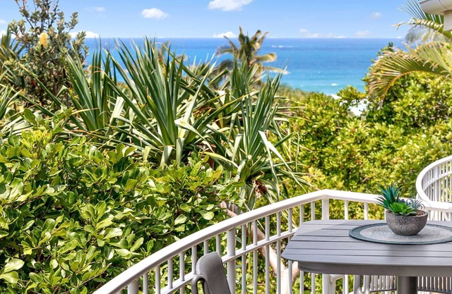 Andari Apartment 2, Sunshine Beach, Beachfront Street and just steps to Surf-club