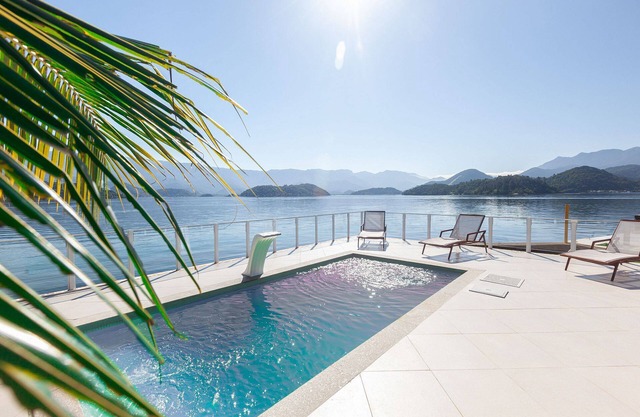 Ang036 - Mansion on Cavaco Island in Angra dos Reis