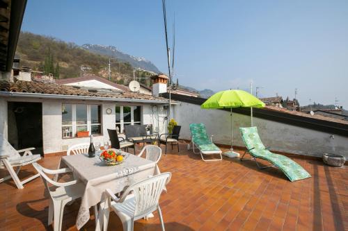 Angela -Terrace & beautiful View lake - Happy Rentals