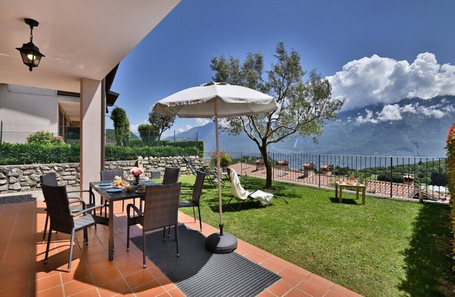 Angelica 5 by Theater Home, with fenced garden and lake view