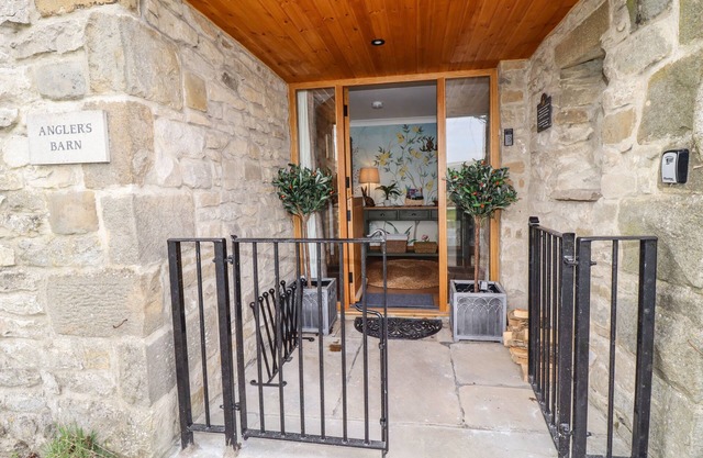 ANGLERS BARN, pet friendly, with open fire in Grassington