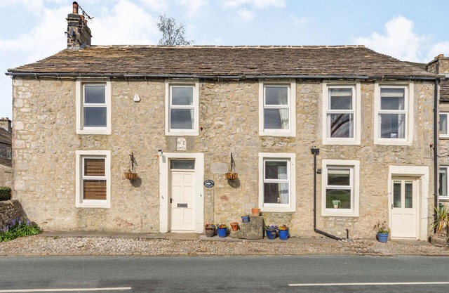ANGLERS COTTAGE, pet friendly, with open fire in Threshfield