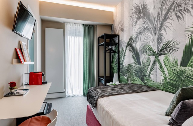 Anjoy & Bleev Rooms | PALMS | Queen French bed room