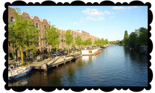 Anna's Houseboat Bed & Breakfast