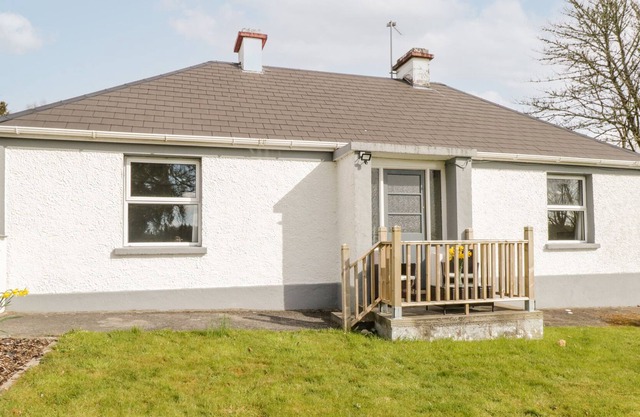 ANNIE'S COTTAGE, pet friendly in Ballinamore, County Leitrim