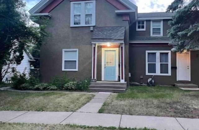 Anoka 2 bedroom apt. in Historical Victorian House