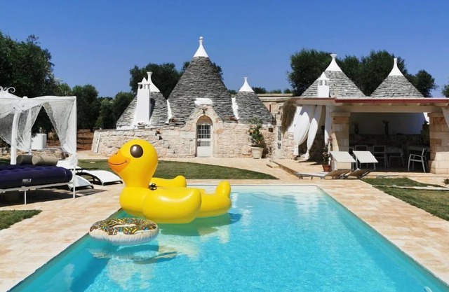 Antico trullo ristrutturato con piscina e giardino